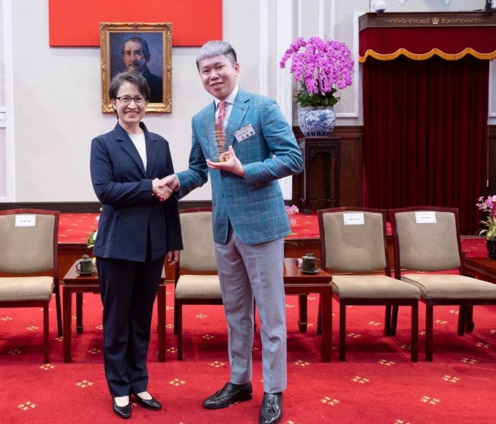 勇奪國際金手指大獎的衣啟飛翔學員李建曄,進總統府接受表揚。(圖/記者黃溎芬翻攝)