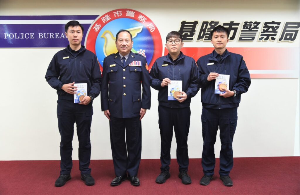 林局長舉行授階儀式。(圖/記者薛秀蓮 翻攝)