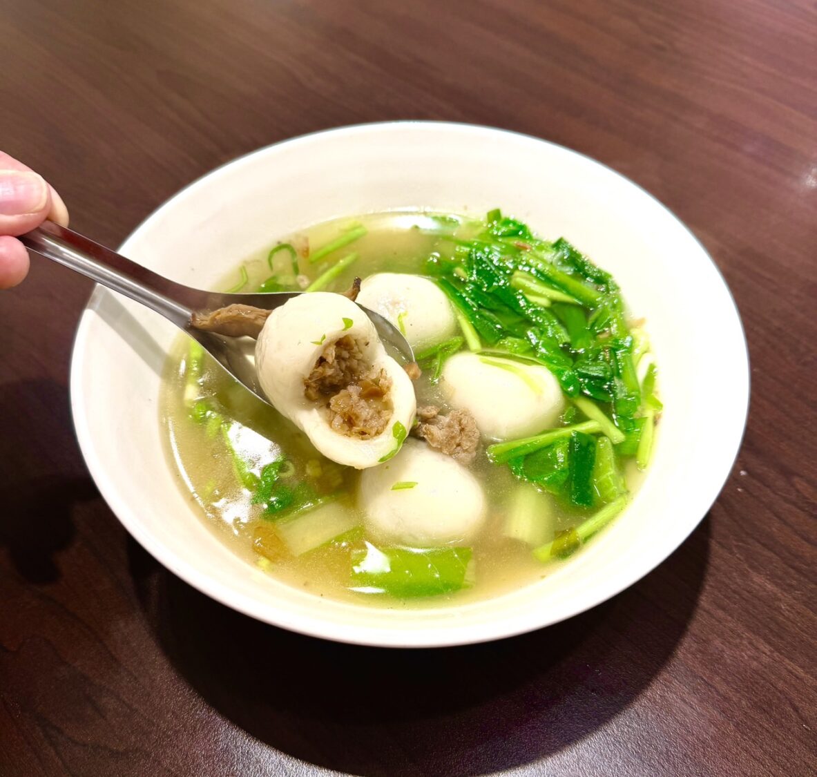 客家大湯圓顆顆渾圓飽滿、內餡紮實,湯頭清甜順口,一口咬下即可品嚐濃濃客家家鄉味。(圖/記者林照東攝)