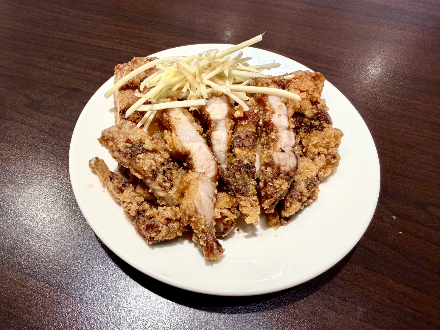 禾日香魯肉棧招牌「炸肉」歷經多道手作工法醃製酥炸,外皮金黃酥脆、內裡肉質紮實多汁,是老饕指定必點的人氣菜色。(圖/記者林照東攝)