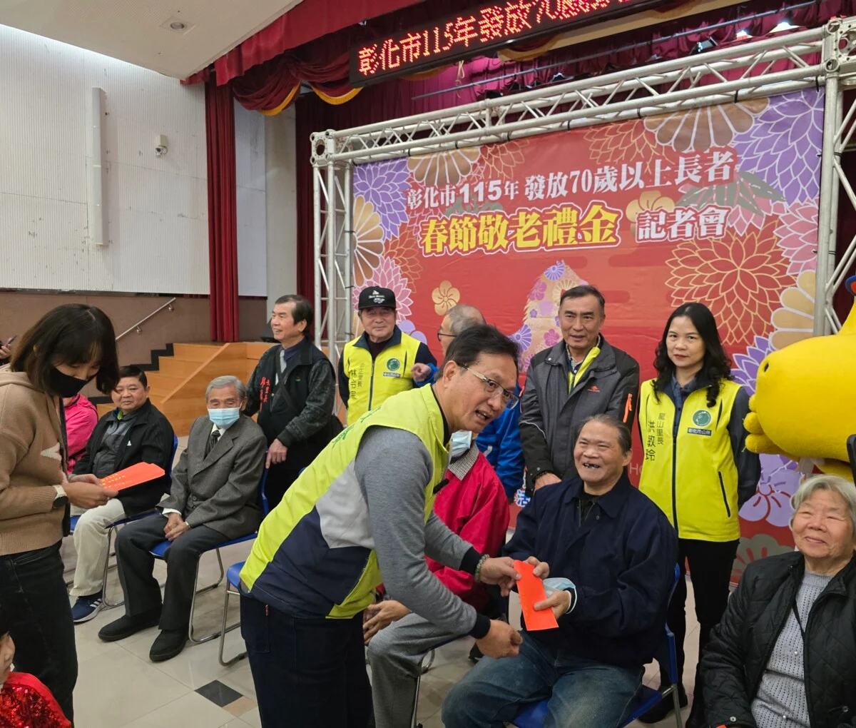 ▲今(23)日舉行春節敬老禮金記者會,市長林世賢邀請8位長者代表出席參加。(記者廖美雅拍攝)
