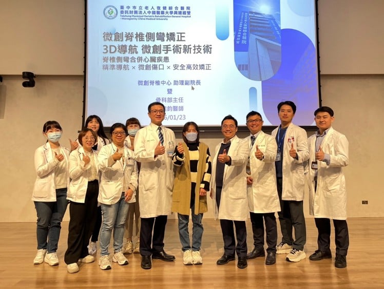 ▲患者(右五)與醫療團隊大合照。