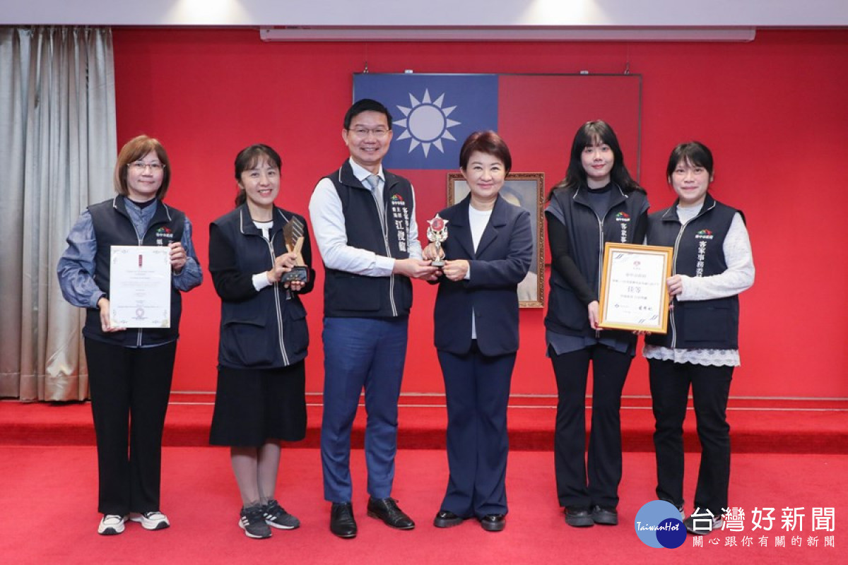 《聽看台中客》半年刊榮獲「2025年英國FADA設計金獎（Future_Art_Design_Award_UK）」，市政會議獻獎合影。'
