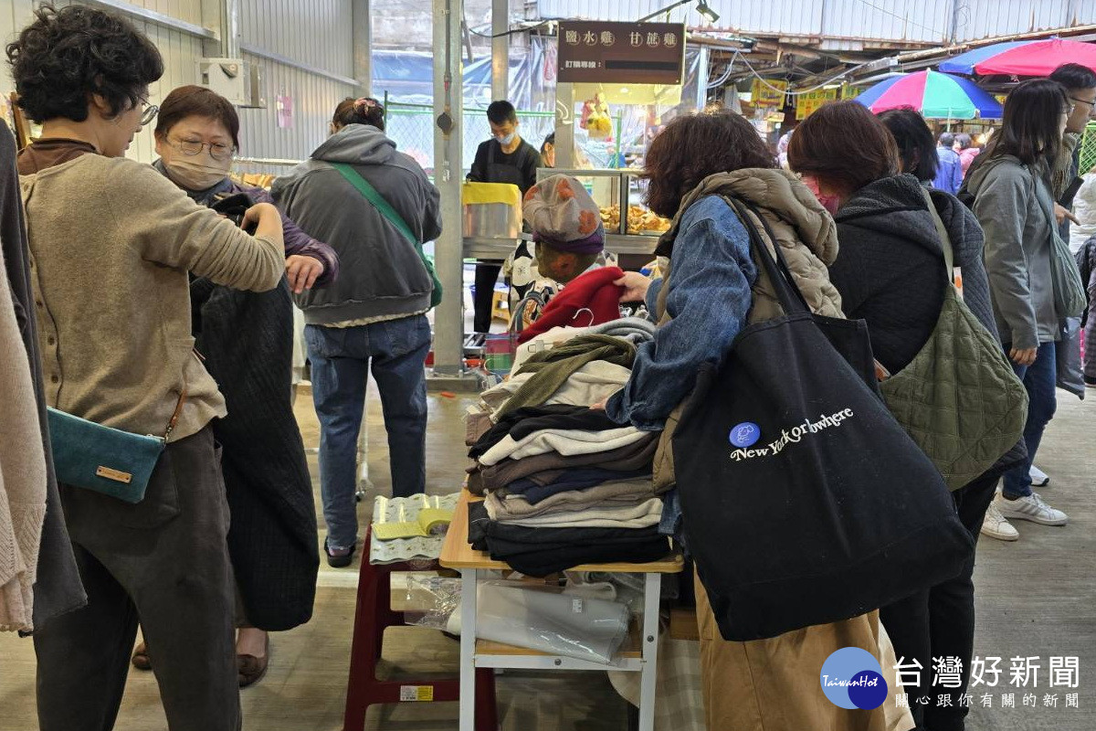 桃園南門市場臨時攤位重新開張,人潮回流攤商樂開懷。
