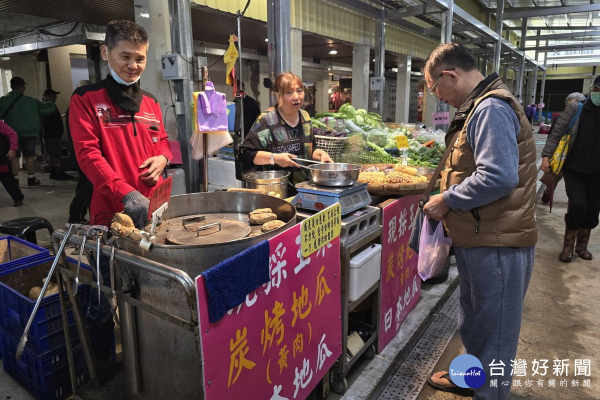 桃園南門市場臨時攤位重新開張,人潮回流攤商樂開懷。