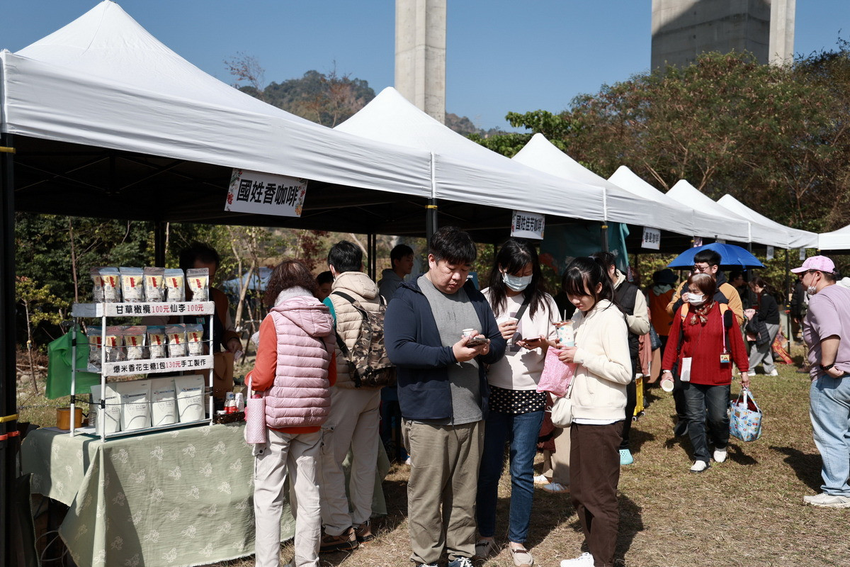 在地優質咖啡莊園、農產攤位展售。(縣府提供)
