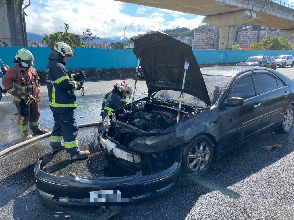 國道3號三鶯段驚傳火燒車!引擎冒煙瞬間自燃 男驚險跳車逃生