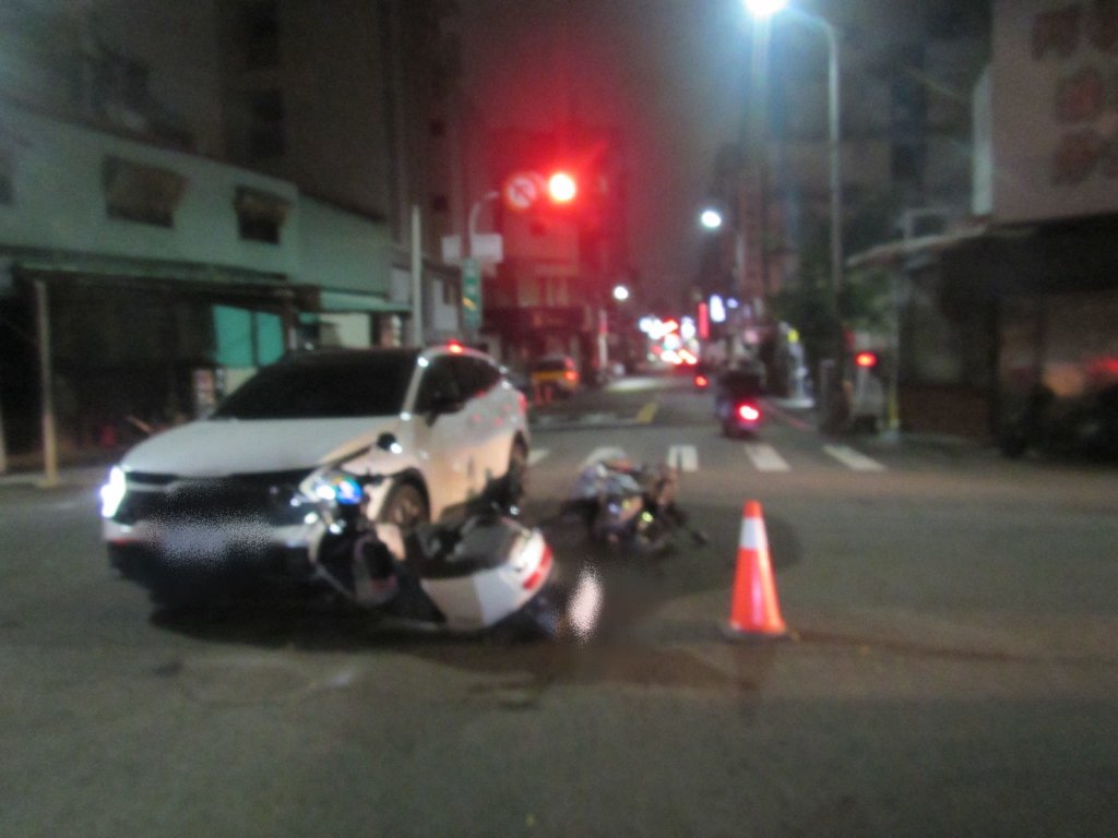 影/深夜路口三車大碰撞！兩女騎士受傷-警籲夜間減速慢行