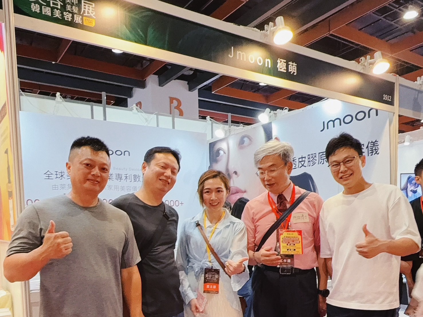 (中間為)塗栩禎擁有世新大學碩士學歷，在美業深耕多年。(圖/栩禎國際  提供)