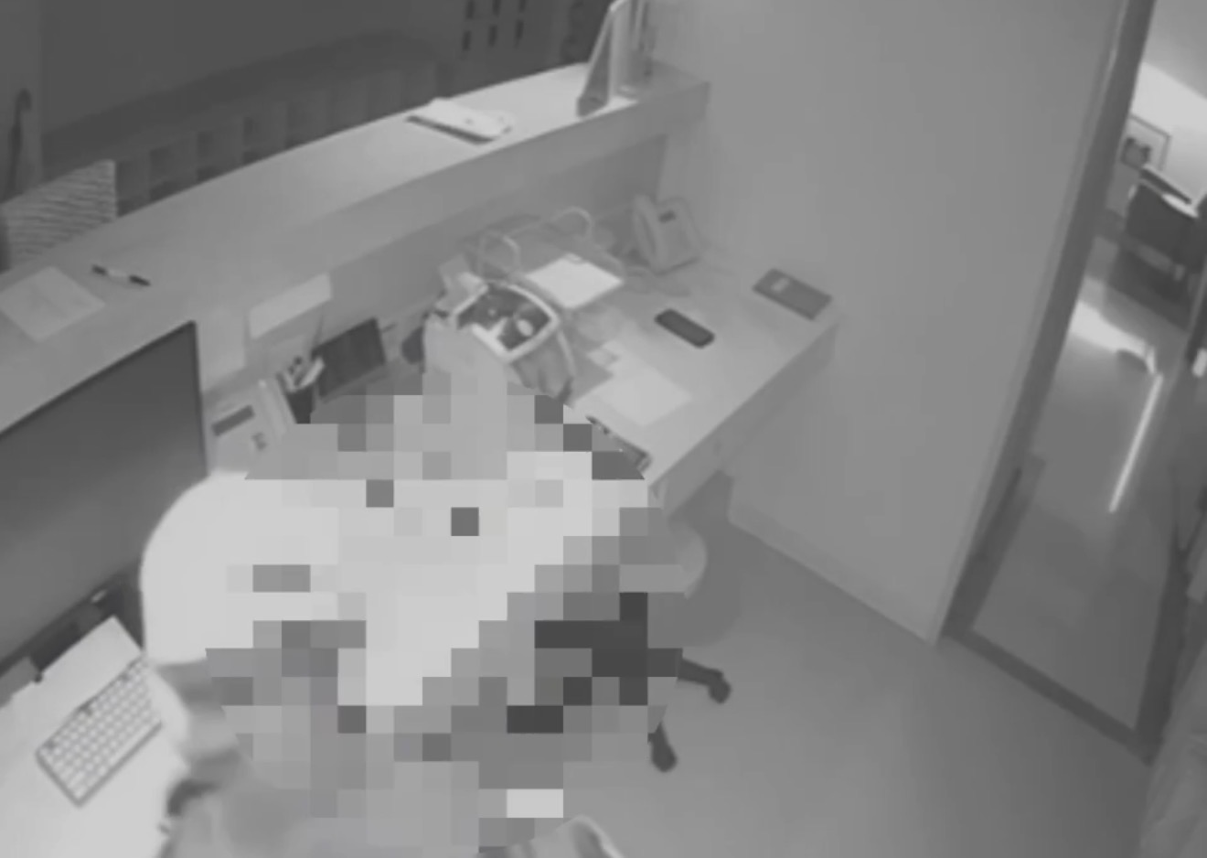 詹嫌入診所行竊畫面遭監視器拍下。(記者徐煜勝翻攝)