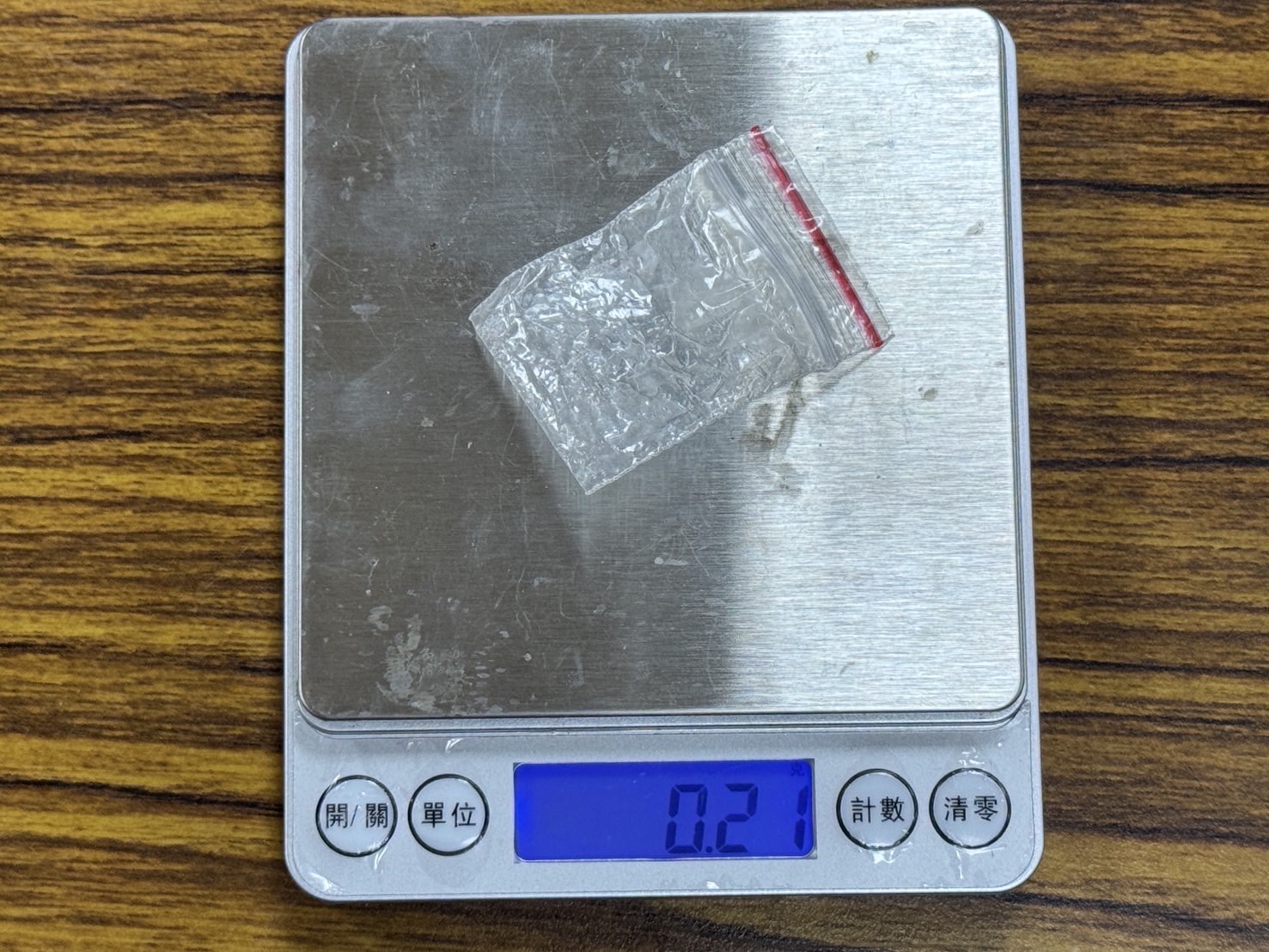 警方於詹嫌處搜出毒品。(記者徐煜勝翻攝)