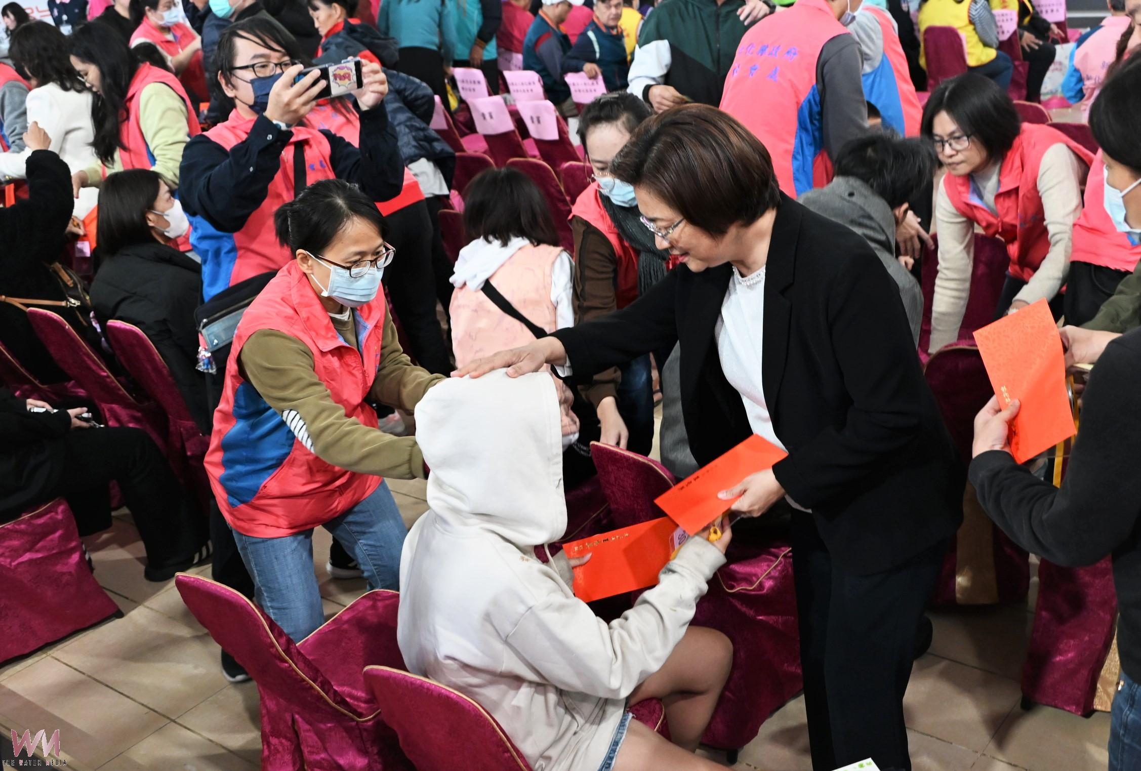 (有影片)/彰化寒冬送暖 500戶弱勢家庭領紅包拿物資過好年 - https://www.watchmedia01.com