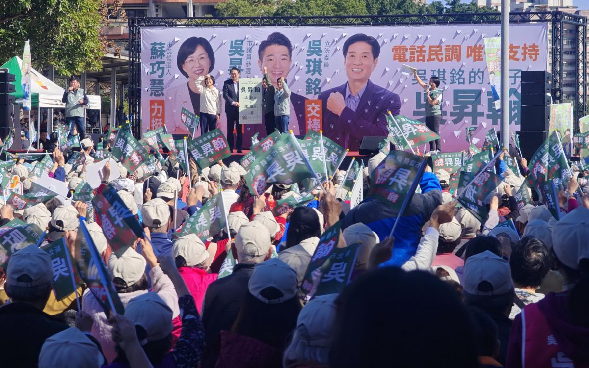 圖／民進黨立委吳琪銘今（25）日舉辦交棒大會，正式宣布將在地服務經驗傳承給兒子吳昇翰，現場湧入數千名支持者，氣氛熱烈。（吳昇翰辦公室提供）