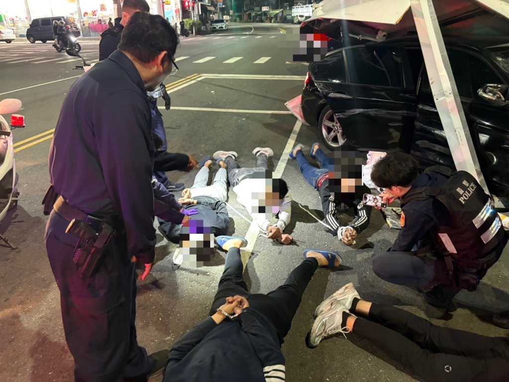 快訊/高雄街頭擄人!26歲男欠25萬「被包起來」警匪追逐撞繳費亭