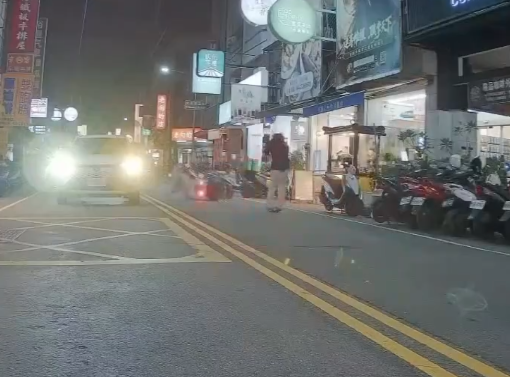 撞擊畫面曝光！-台中機車撞路人兩傷