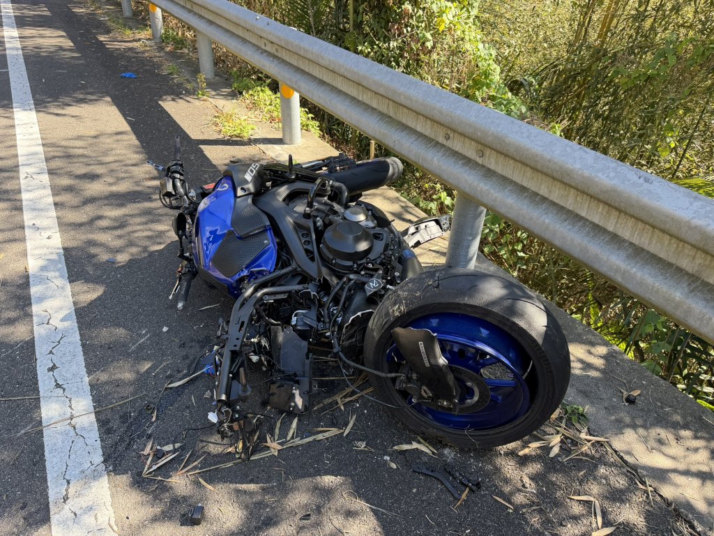 台3線獅潭路段死亡車禍! 大型重機過彎不慎自撞護欄-22歲騎士傷重不治