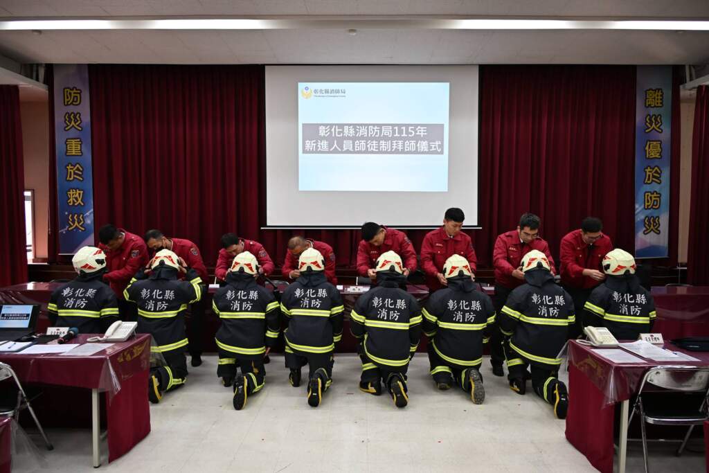 ▲彰化縣消防局舉辦「115年新進人員師徒制拜師儀式」,由局長施順仁親自主持,共計32名新進消防人員及32名輔導員參與,象徵消防專業世代銜接,展現消防團隊重視經驗傳承與人力培育的重要意義。 (圖/彰化縣消防局提供)