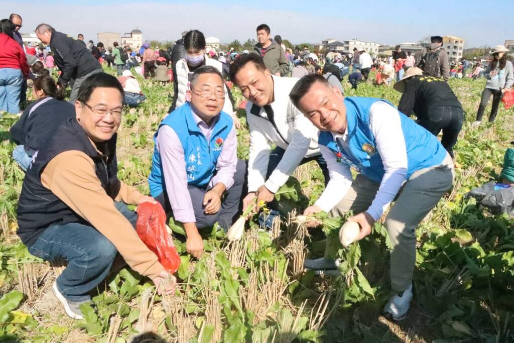 ▲苗栗市公所與苗栗市農會首次攜手嘉盛、嘉新兩里發展協會,25日上午在嘉盛東街與東路交界處農田(嘉盛段931-936地號)共同舉辦「2026苗栗市親子樂活蘿蔔節」。