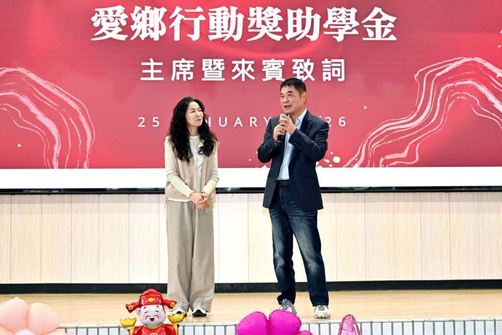 ▲縣長鍾東錦伉儷承諾會持續捐錢助學「一輩子」。