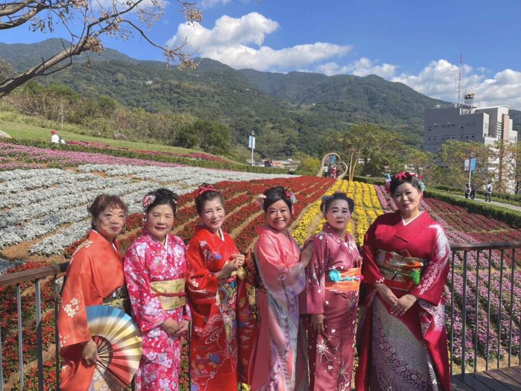 ▲民眾穿著特約店家 柚の館・新北投日式浴衣租借 之浴衣,於三層崎花海拍照,展現賞花行程延伸至北投街區的順遊體驗。