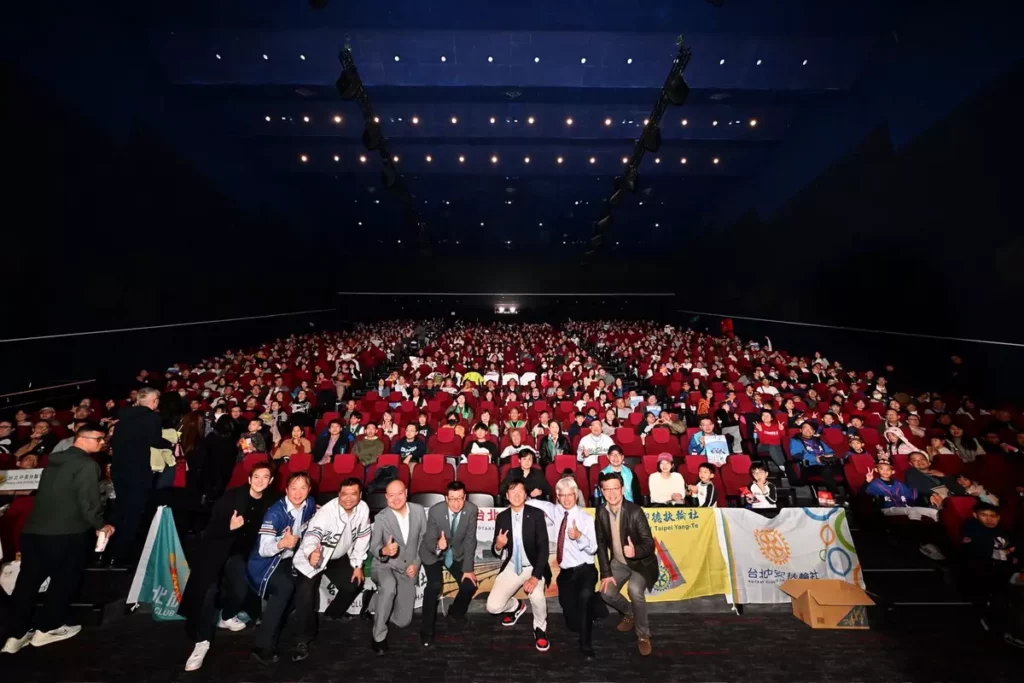 中山扶輪社700人包下巨廳挺國片《冠軍之路》映前播國歌找回台灣初心