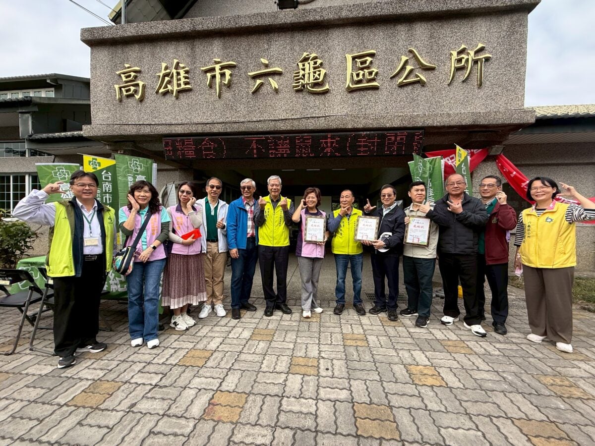 ▲跨界合作傳愛偏鄉,秀傳醫療體系南部院區攜手慈善團體六龜送暖行動。
