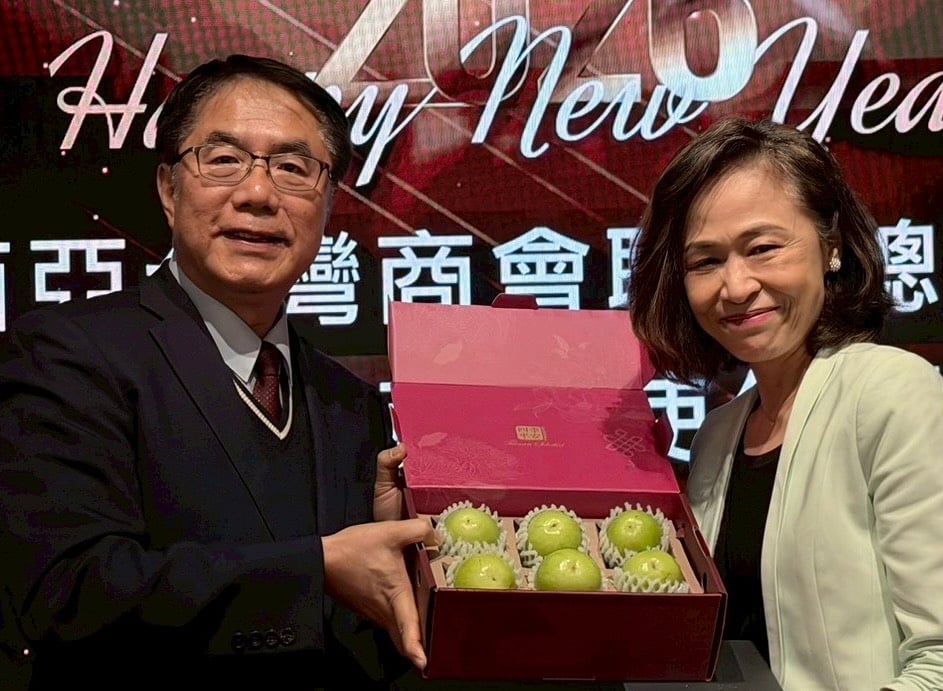 ▲黃偉哲市長送上臺南最甜美的蜜棗給連玉蘋大使。