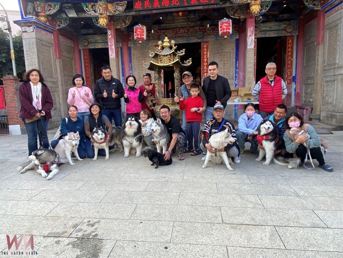 北港義民廟湧現「二哈出巡」　飼主相揪參拜義犬將軍為毛孩祈福
