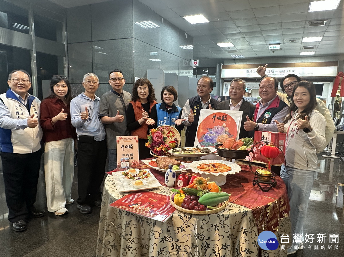 每家餐廳都推出特色年菜歡迎大眾來訂購。(記者扶小萍攝)