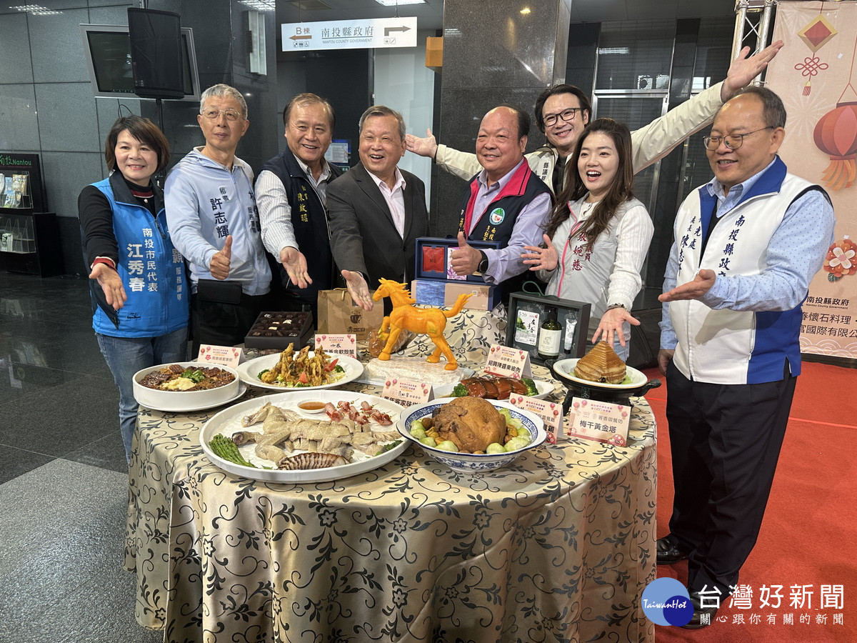 特色年菜 年節伴手禮展示。(記者扶小萍攝)