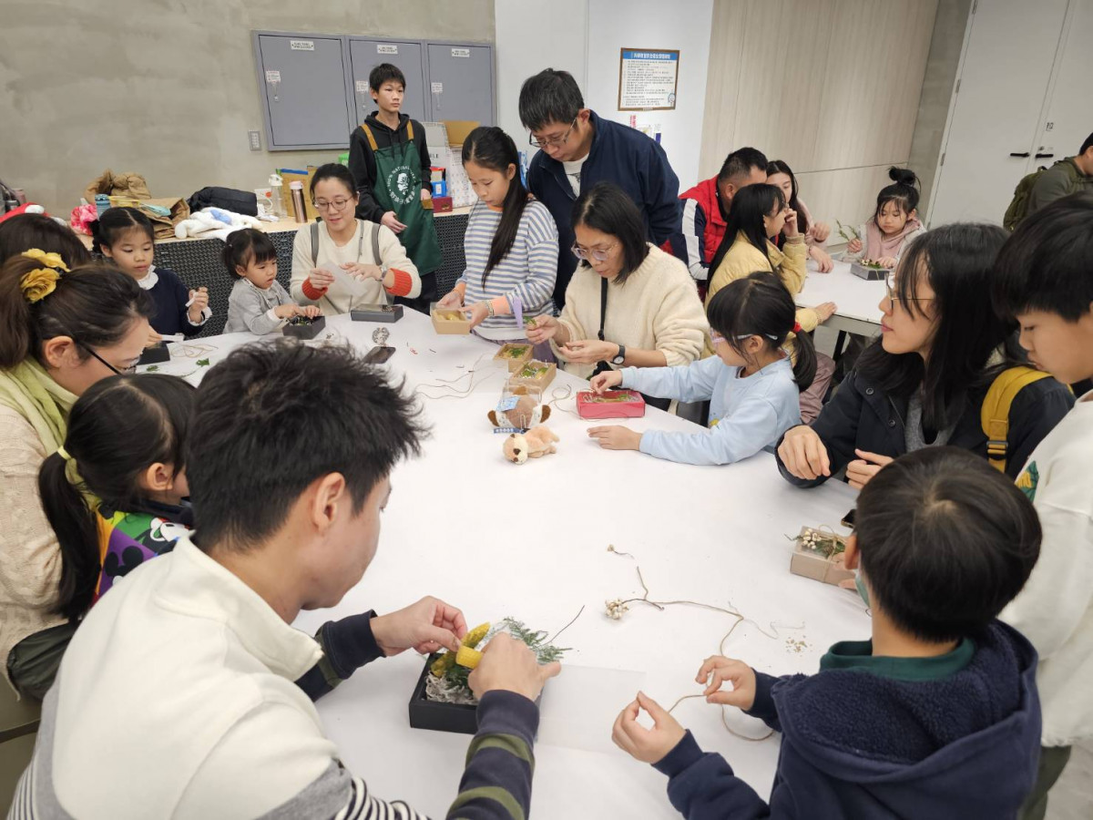 大小朋友透過動手做蜂蠟產品,透過濕地產物了解濕地價值,過程中充滿樂趣。