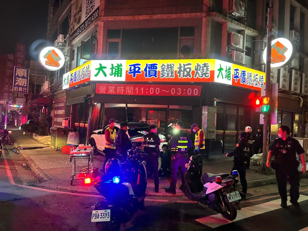 中壢酒駕賓士車拒檢逃逸 遭警圍捕失控撞餐廳