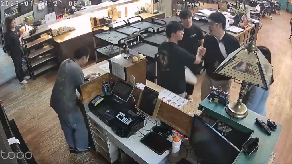 影/花錢是老大?奧客閉店不離開跑到櫃檯大小聲 高雄店家怒po監視器報案