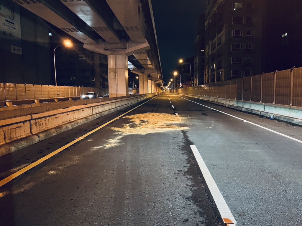 驚悚!新北男遭運將丟包快速道路 倒臥車道慘遭4輛車輾斃