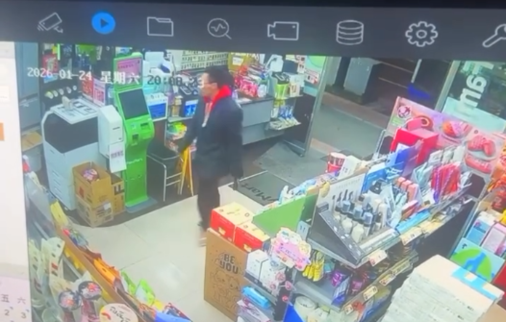 影/監視器全都錄!男進超商趁隙偷包閃人「過程不到10秒」 警方回應了