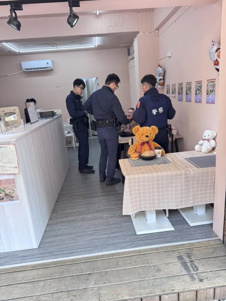 孫生媽媽淡水老街店內偷包包! 遭「半導體千金」張喬菲老公活逮