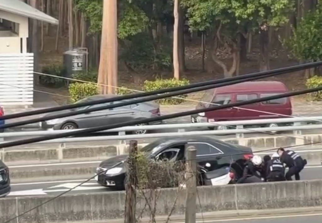 通緝犯駕車拒檢逃逸　嘉義警方追捕破窗逮人