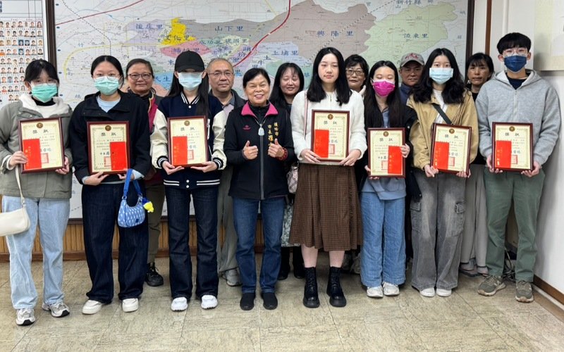 頭份市頒發賴清添先生紀念獎學金 13位優秀學子獲獎表揚
