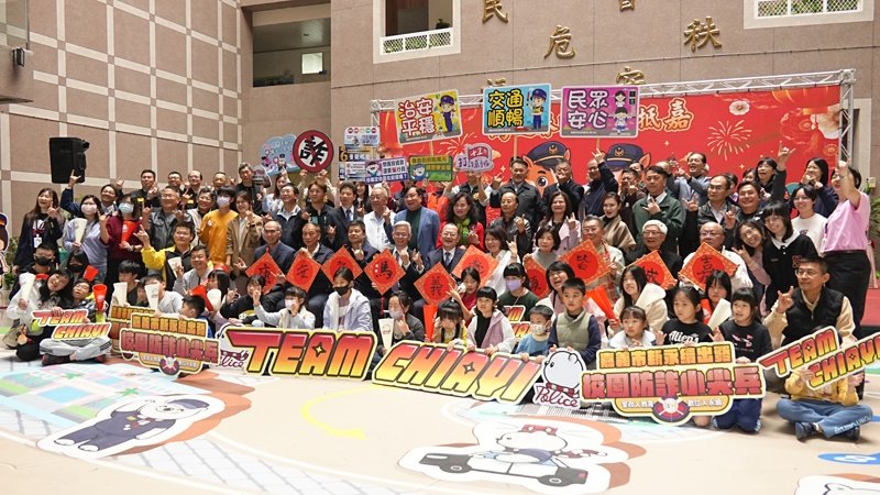市政宣導結合藝術文化向下扎根 「馬迎春暉 暖警抵嘉」新春揮毫暨捐血公益活動