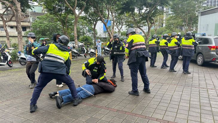 中和防搶演練空拍圍捕唾液毒品快篩 情境逼真震撼 36 《圖說》警方制伏歹徒情境逼真。〈中和分局提供〉