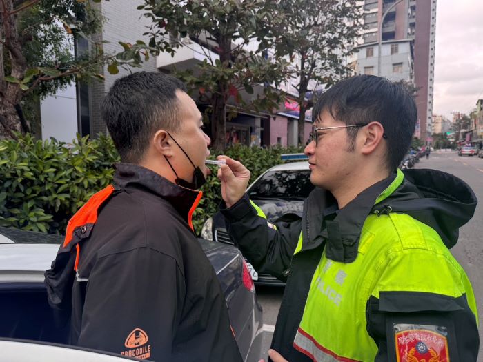 中和防搶演練空拍圍捕唾液毒品快篩 情境逼真震撼 37 《圖說》演練同步導入「唾液毒品快篩試劑」,針對可疑駕駛即時實施初步檢測。〈中和分局提供〉