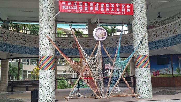 新北領航AI教育 首創候用校長AI認證制度 26 《圖說》木章訓練搭建精神堡壘之工程。〈教育局提供〉