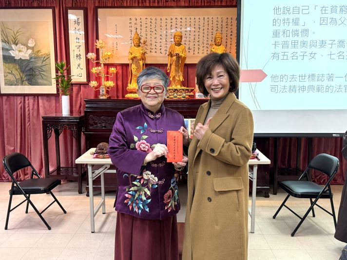正心會送暖迎新春 關懷板橋榮家榮民長輩不間斷 22 《圖說》世界佛教正心會陳和慧執行長(左)捐贈加菜金,由板橋榮家陳桂美主任(右)代表接受。〈板橋榮家提供〉