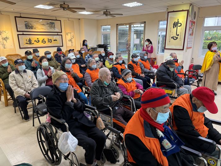 正心會送暖迎新春 關懷板橋榮家榮民長輩不間斷 23 《圖說》世界佛教正心會師兄姐帶領板橋榮家長輩共修安定心靈。〈板橋榮家提供〉