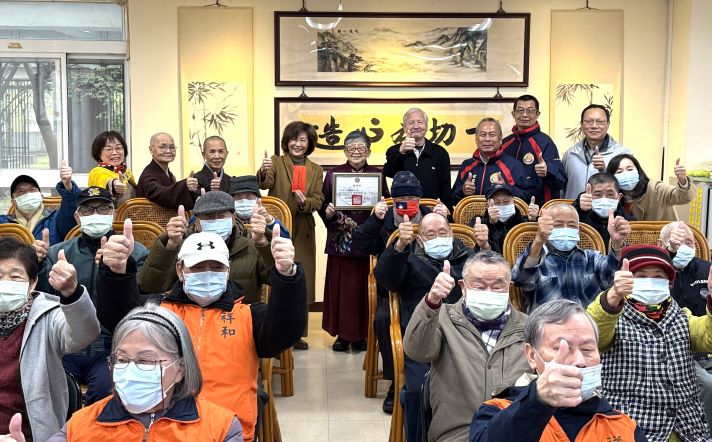 正心會送暖迎新春 關懷板橋榮家榮民長輩不間斷 24 《圖說》世界佛教正心會陳和慧執行長(右5)帶領師父、師兄、師姐捐贈加菜金給板橋榮家。〈板橋榮家提供〉