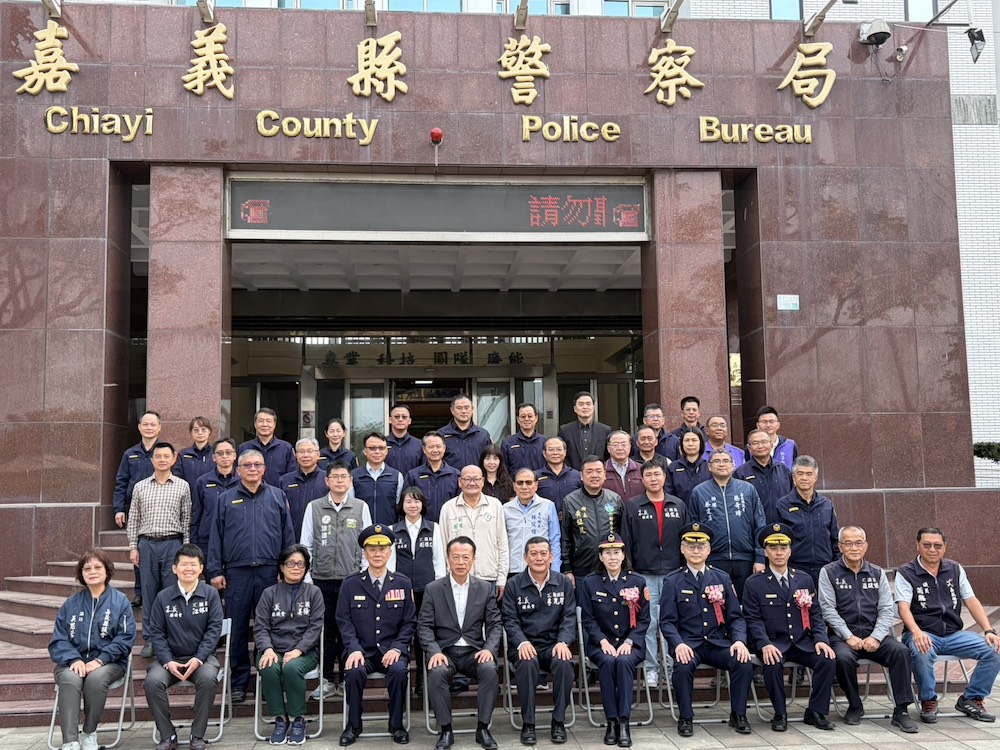嘉義縣警察局舉行新卸任朴子、中埔及竹崎等三位分局長交接、宣誓就任儀式,翁章梁縣長親自主持,民意代表與地方首長列席觀禮。(圖/記者黃采琳翻攝)