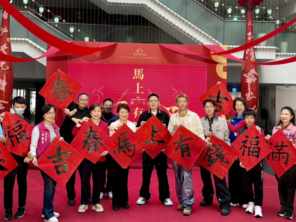 ▲天團玖壹壹台中揮毫馬年春聯,盧秀燕力讚「隱藏版書法家」。(圖/記者顏淑娟攝)