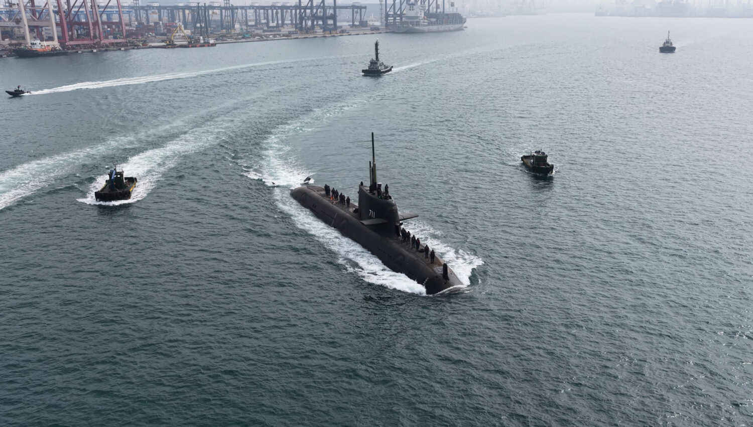 「海鯤軍艦」執行潛航前置海上測試