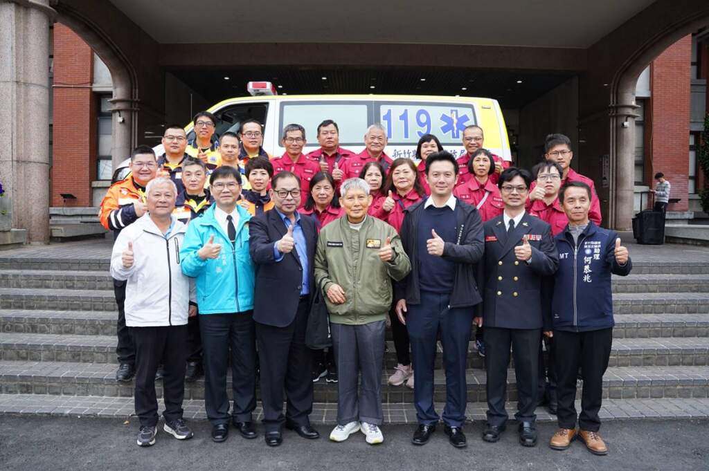 ▲豪祐科技公司董事長林家玄及父親林瑞生與來賓及消防弟兄合影。