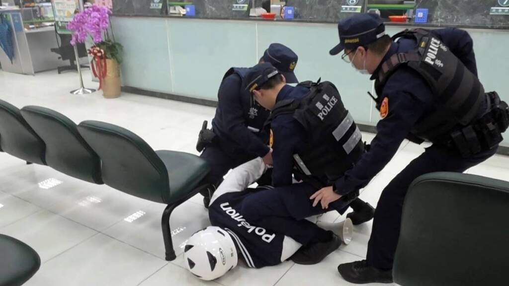 ▲南港警防搶演練-警方制伏歹徒。